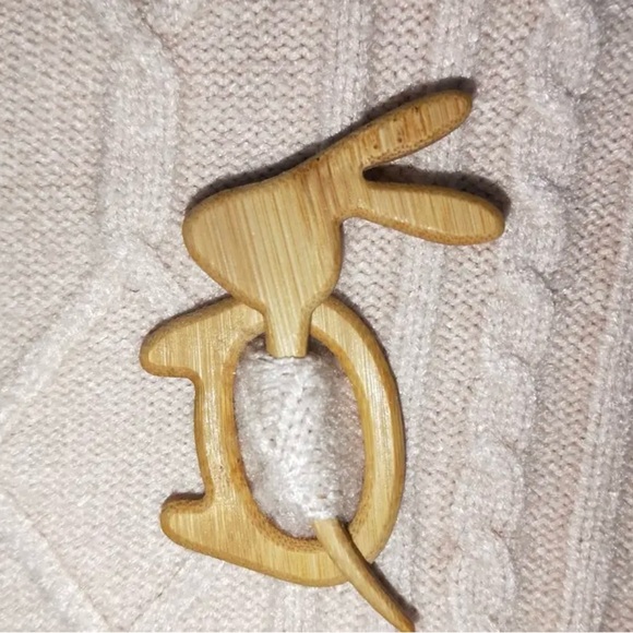 Wooden Sweater pin NWOT - Picture 1 of 2
